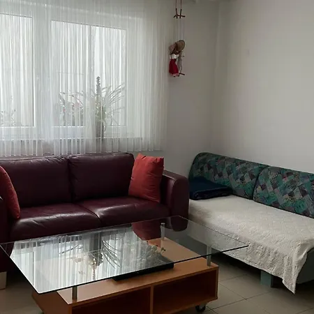Mit Eigenem Bad Und Kueche In Reihenhaus Homestay *