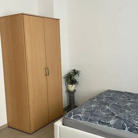 Mit Eigenem Bad Und Kueche In Reihenhaus Homestay