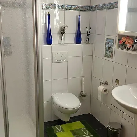 Проживание в семье Mit Eigenem Bad Und Kueche In Reihenhaus