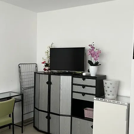 Mit Eigenem Bad Und Kueche In Reihenhaus Homestay Munich