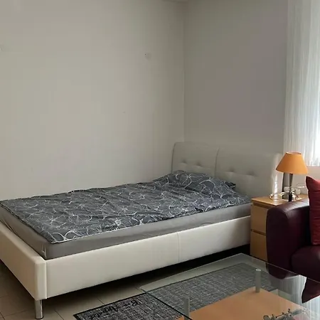 Mit Eigenem Bad Und Kueche In Reihenhaus * München